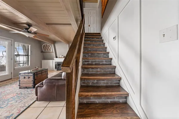 a view of entryway and hall