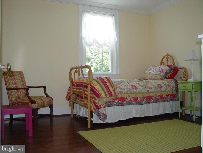 106 Yorkleigh Road Towson, MD 21204 - Photo 2 of 26 Second bedroom. Gorgeous flooring. Crown molding.