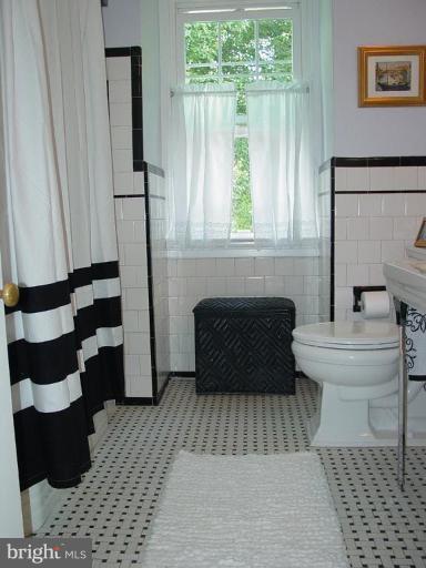106 Yorkleigh Road Towson, MD 21204 - Photo 17 of 26 Second full bath. This one on upper level.