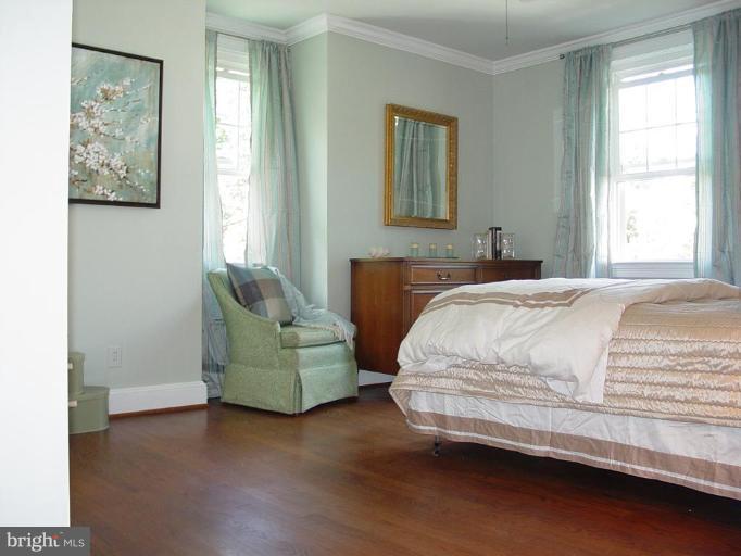 106 Yorkleigh Road Towson, MD 21204 - Photo 19 of 26 Large master bedrm w/ crown molding, hdwd floors.