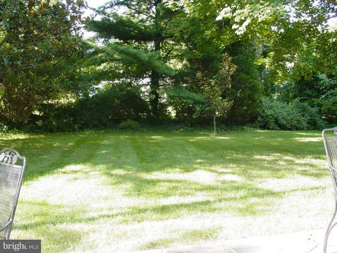 106 Yorkleigh Road Towson, MD 21204 - Photo 22 of 26 Picture-perfect yard.