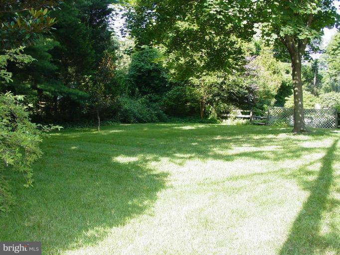 106 Yorkleigh Road Towson, MD 21204 - Photo 23 of 26 Ideal balance of sunshine and shade.