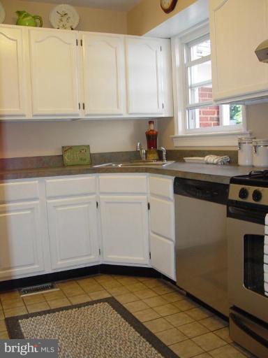 106 Yorkleigh Road Towson, MD 21204 - Photo 7 of 26 Updated w/ new appliances, counters, sink.