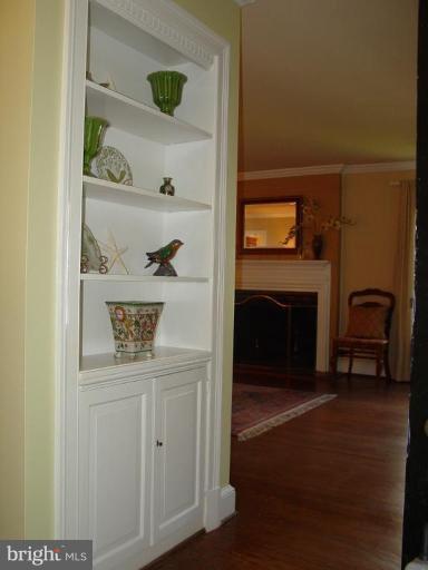106 Yorkleigh Road Towson, MD 21204 - Photo 10 of 26 Built-in bookcases off foyer.