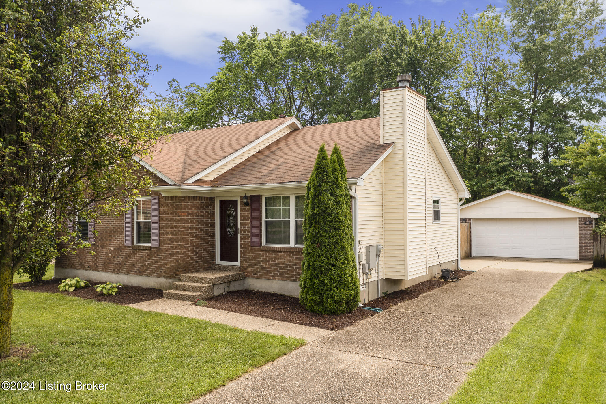 8318 Silver Fox Road Louisville, KY 40291 - Photo 3 of 35 Front exterior