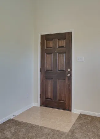 a view of entryway and kitchen
