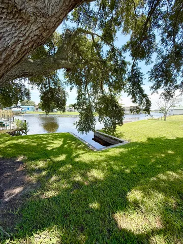 a view of yard with green space