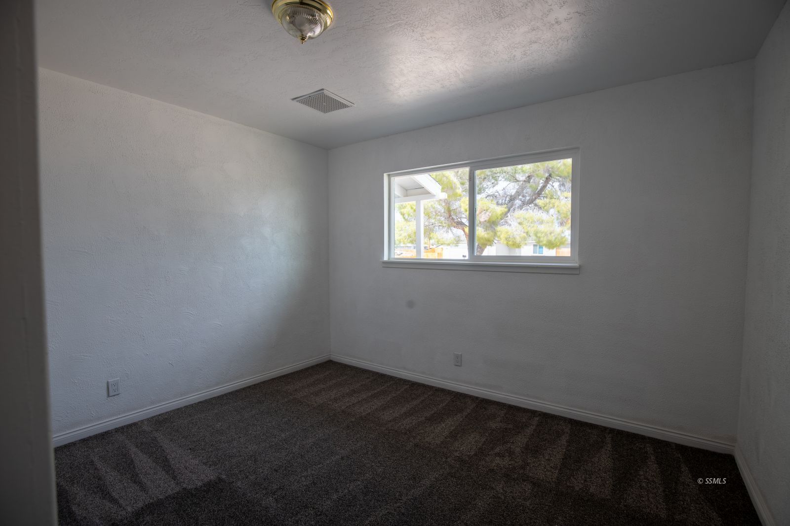 927 West Sullivan Avenue Ridgecrest, CA 93555 - Photo 16 of 24 an empty room with windows