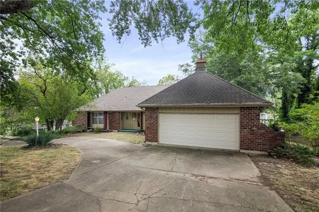 $285,000 | 505 Southwest Murray Road, Lee's Summit, MO 64081