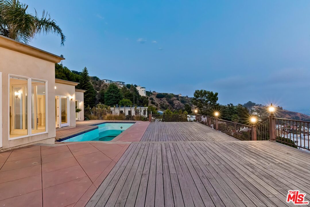 2121 Mt Olympus Drive Los Angeles, CA 90046 - Photo 33 of 34