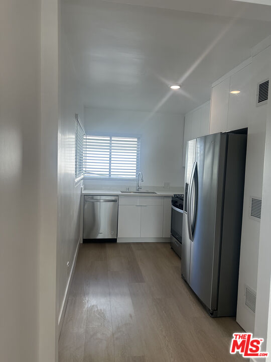 228 South Doheny Drive, Unit 2 Beverly Hills, CA 90211 - Photo 3 of 7