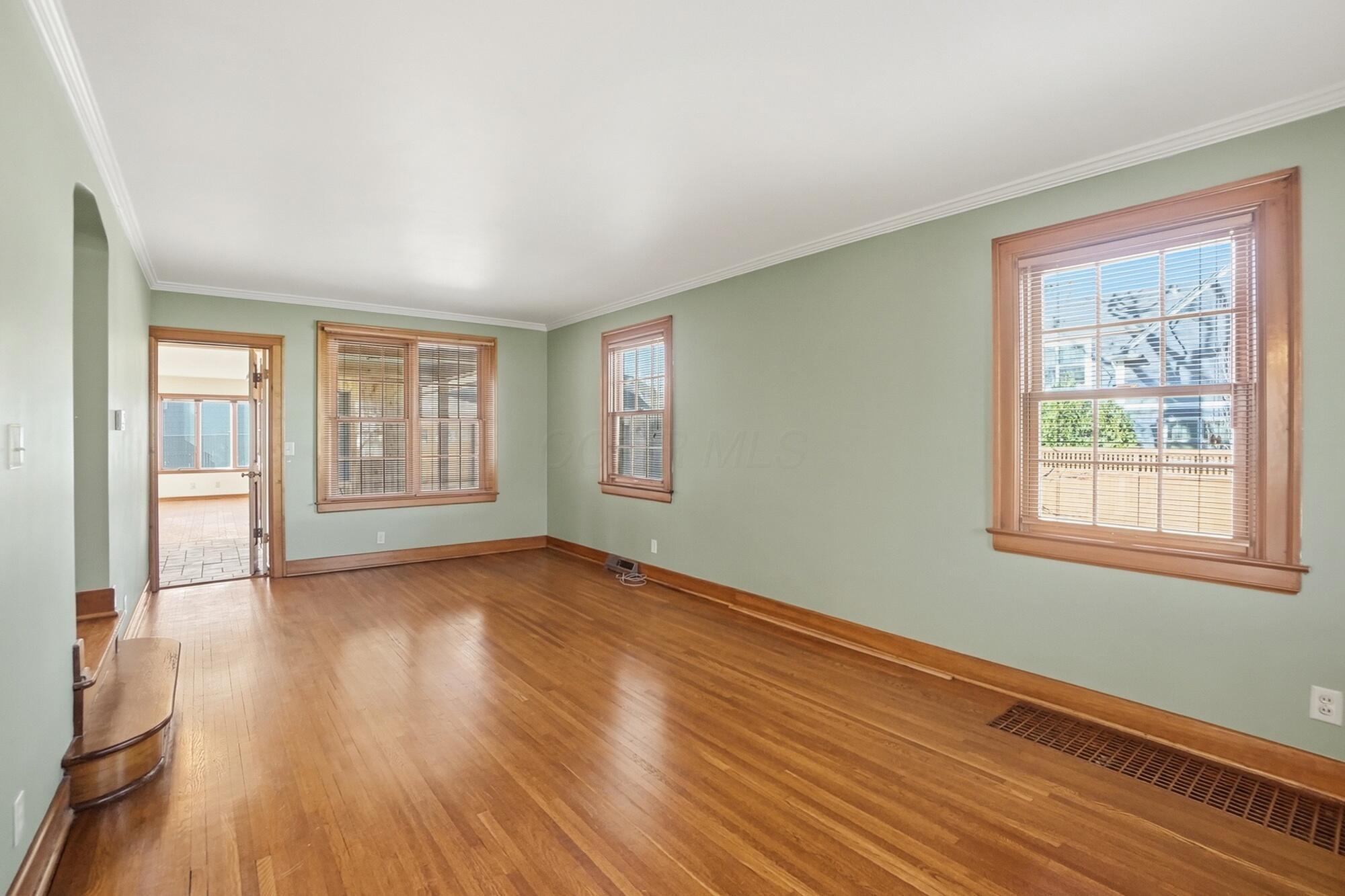 1627 Doone Road Upper Arlington, OH 43221 - Photo 13 of 37 Living Rm.