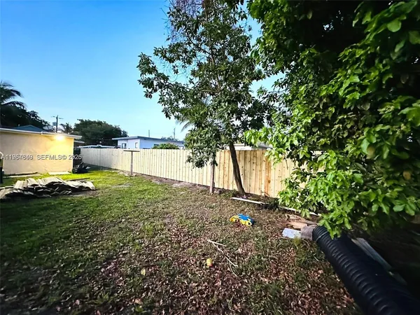 a view of a backyard