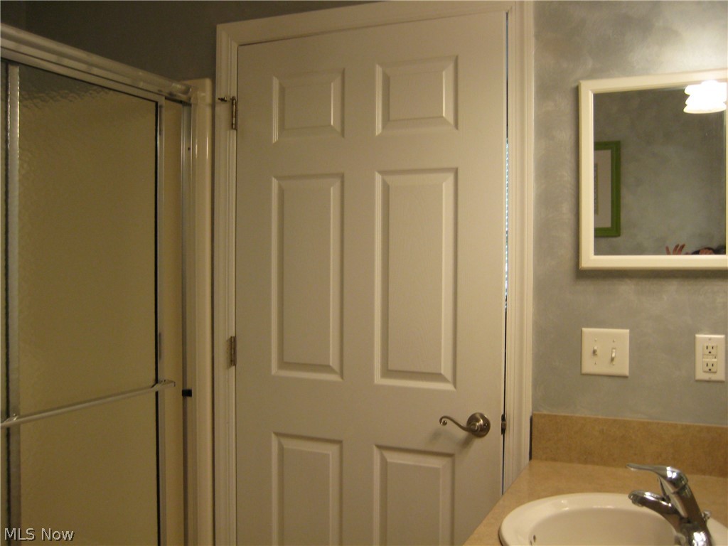 9264 Sharrott Road, Unit 1603 Youngstown, OH 44514 - Photo 28 of 35 Master bath