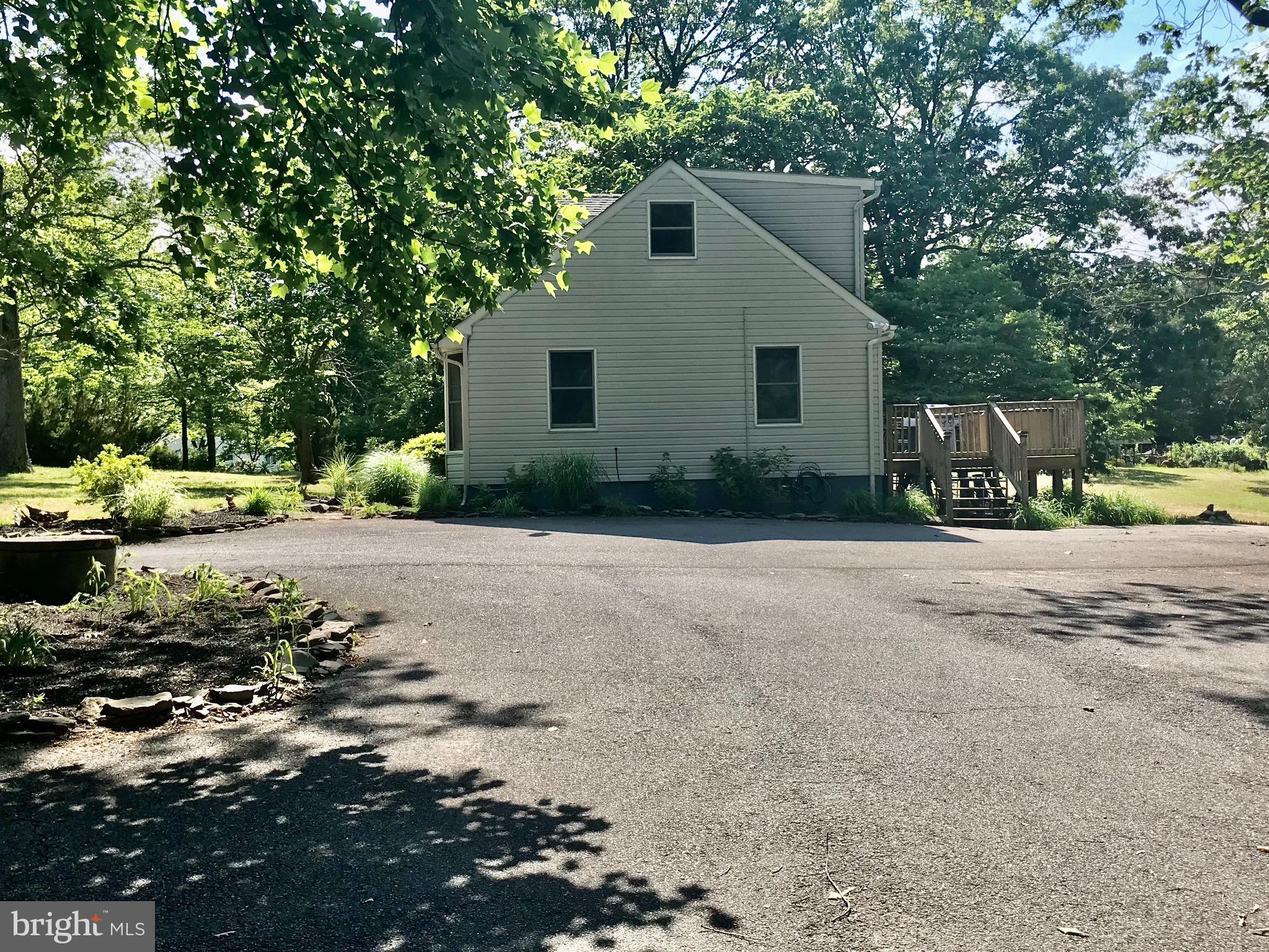 998 Shore Acres Road Arnold, MD 21012 - Photo 5 of 21 CIRCULAR DRIVEWAY WITH LOTS OF PARKING SPACE