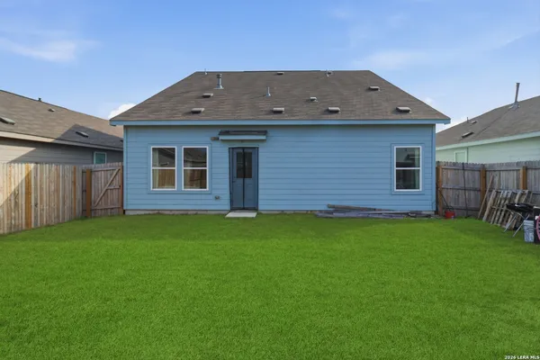 a view of a house with backyard