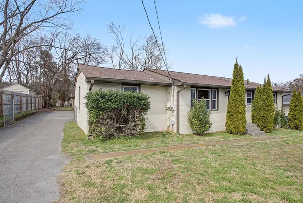 a view of a house with a yard