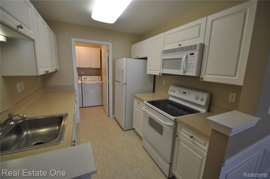 3395 Tremonte Circle, Unit 203 Rochester, MI 48306 - Photo 5 of 25 5.JPG
