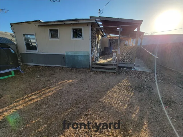 a view of a house with backyard