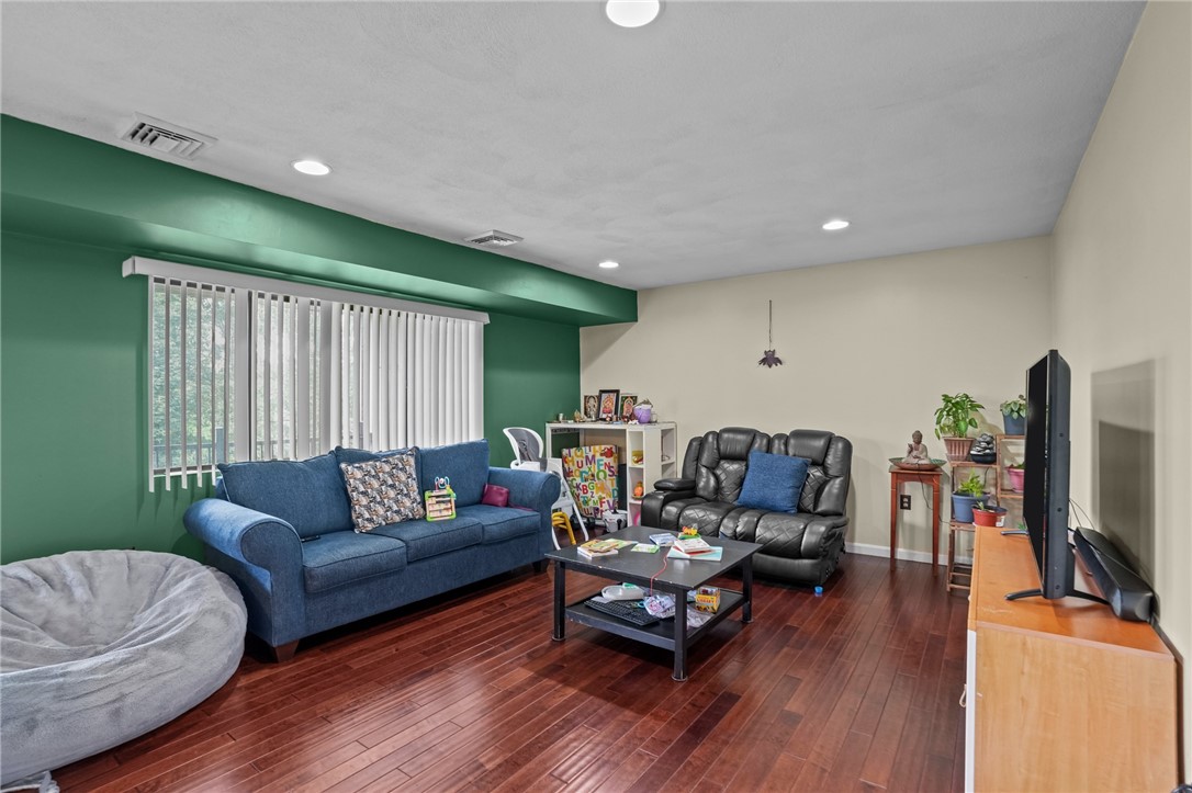 196 Old River Road, Unit 166 Lincoln, RI 02865 - Photo 3 of 20 Large Living Room