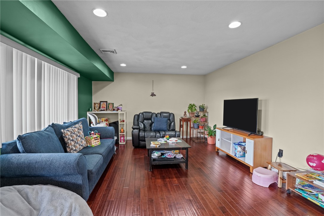 196 Old River Road, Unit 166 Lincoln, RI 02865 - Photo 4 of 20 Large Living Room