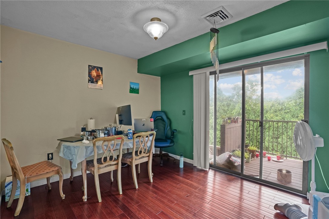 196 Old River Road, Unit 166 Lincoln, RI 02865 - Photo 5 of 20 Dining Area with sliders to back porch