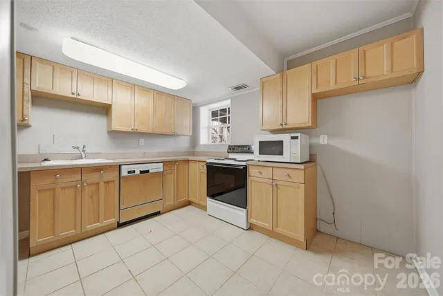 $549,000 | 4041 4th St Court Northwest, Hickory, NC 28601