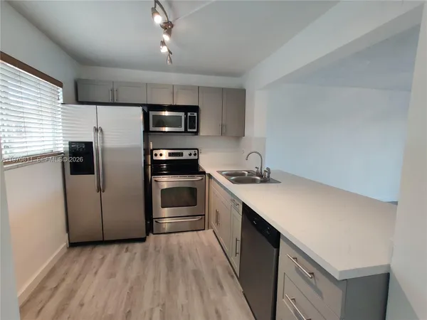 $2,200 | 17000 Northwest 67th Avenue, Unit 417, Hialeah, FL 33015