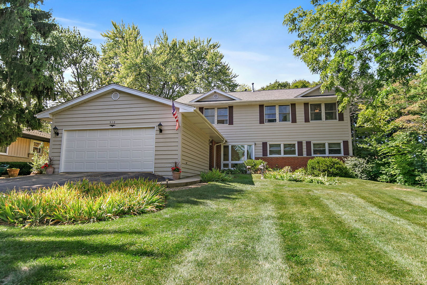 910 South Division Street Barrington, IL 60010 - Photo 1 of 44