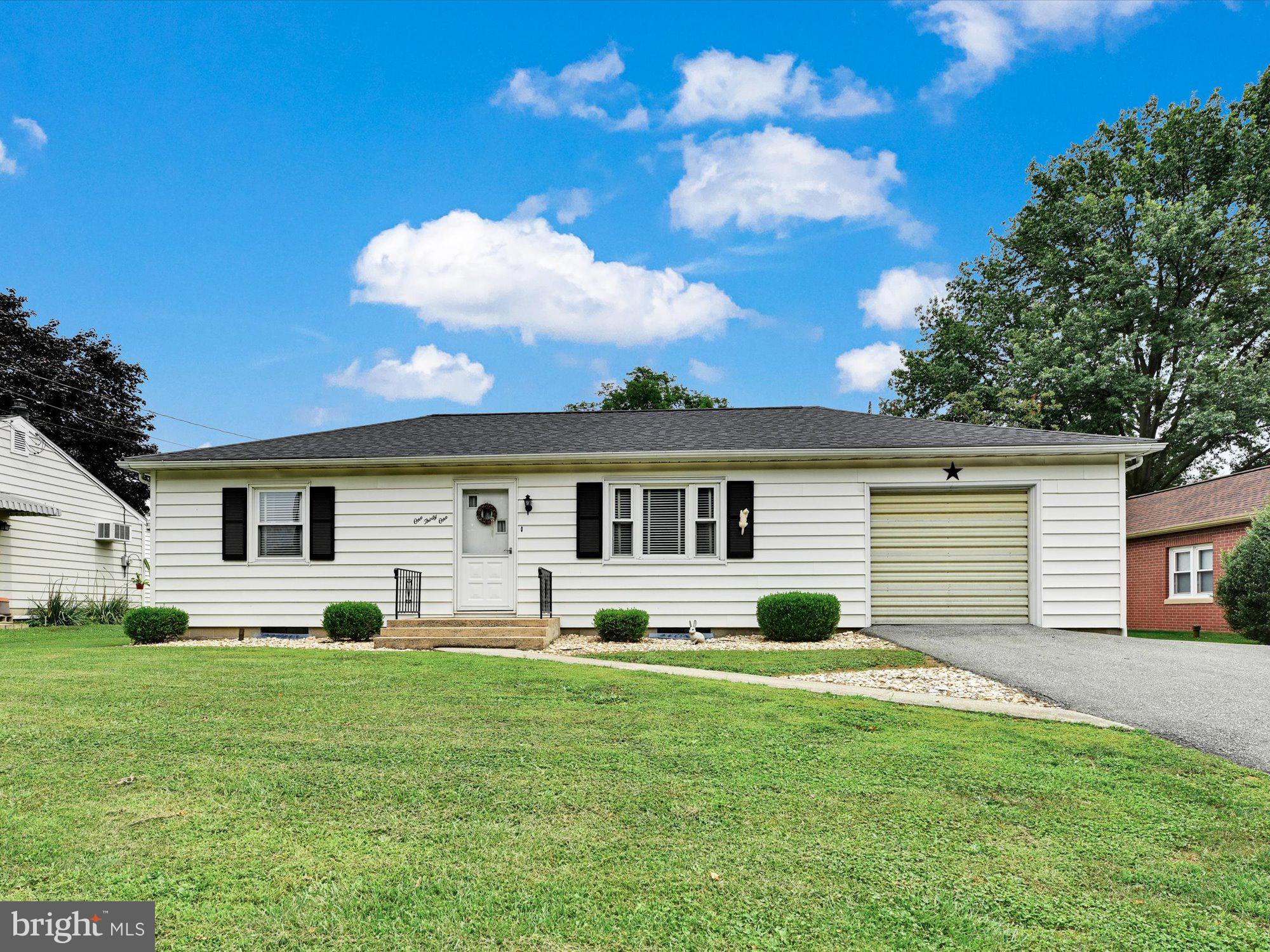 131 Oakview Road Lancaster, PA 17602 - Photo 1 of 26 Front View