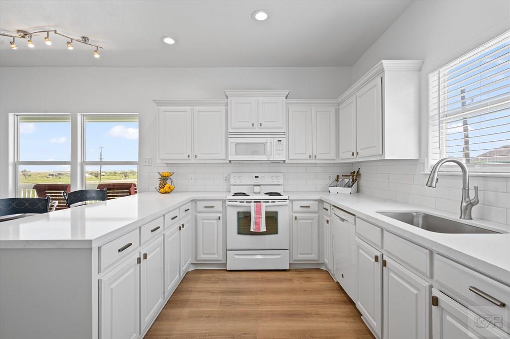 981 South Gateway Road Crystal Beach, TX 77650 - Photo 13 of 36