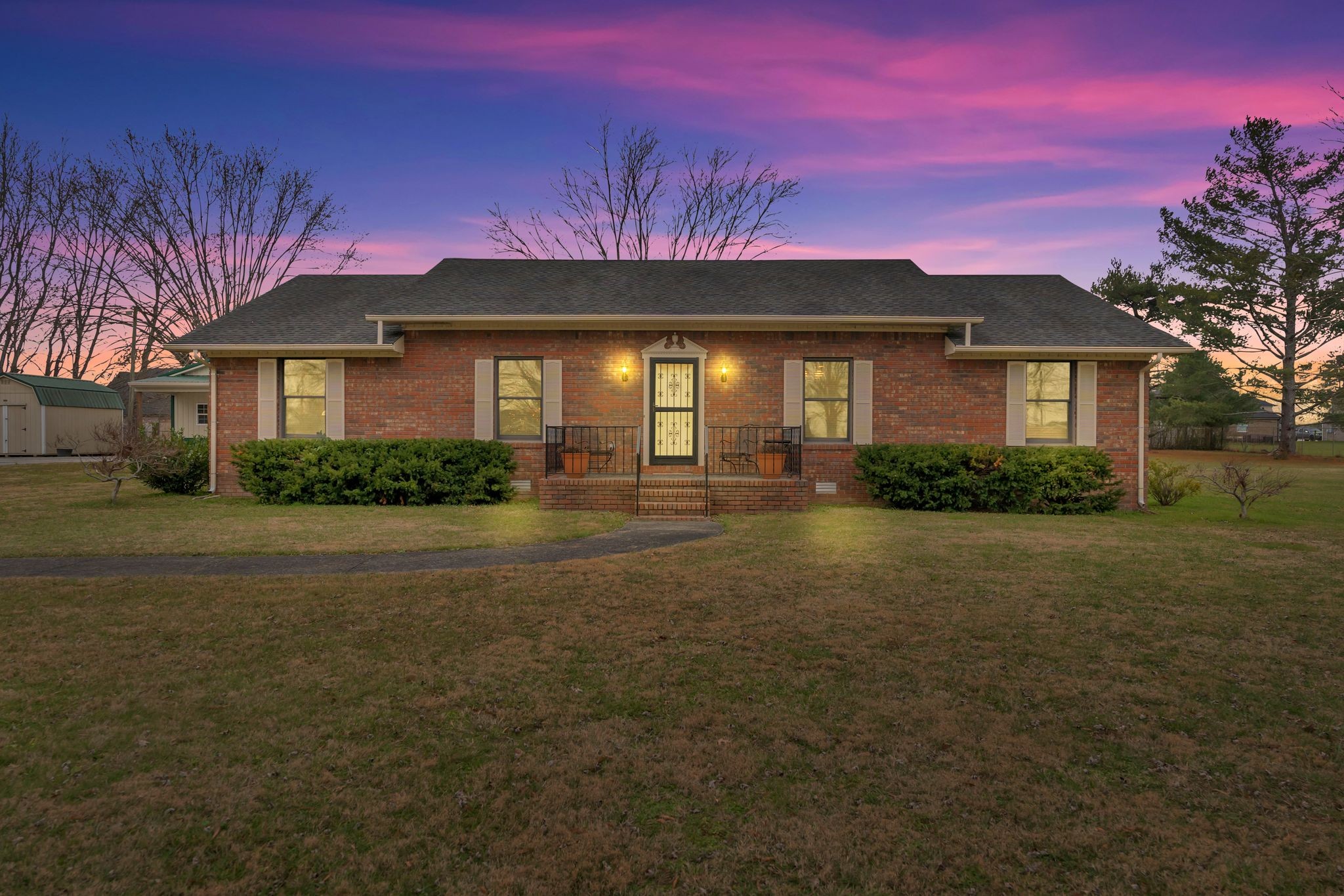 1210 Hills Chapel Road Manchester, TN 37355 - Photo 4 of 33 a front view of a house with garden