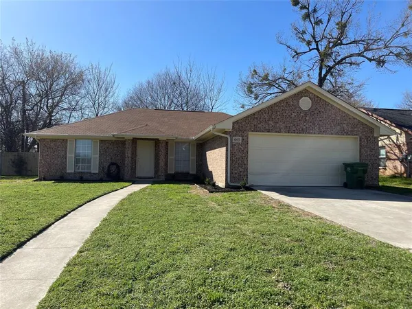 $2,100 | 605 North Ave D, Springtown, TX 76082