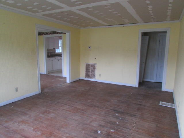 1404 Fairview Road Harriman, TN 37748 - Photo 7 of 16 IMG_8161