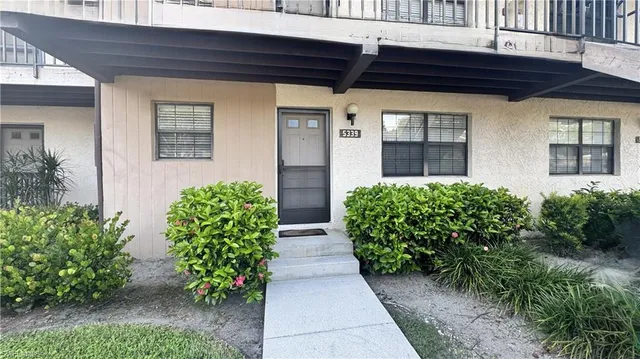 a view of a entrance gate of the house