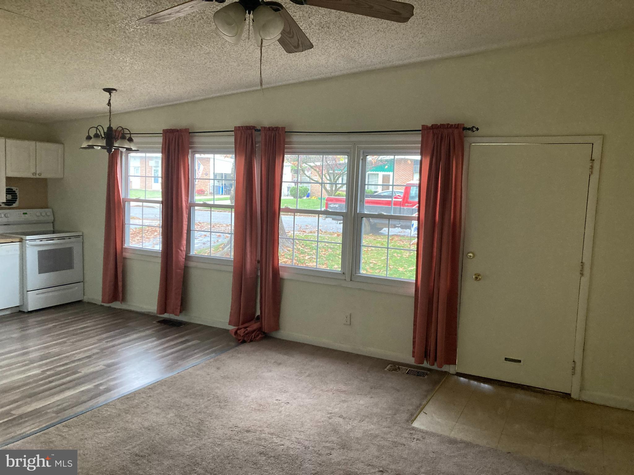 9322 Trout Road Philadelphia, PA 19115 - Photo 5 of 18 Living Room