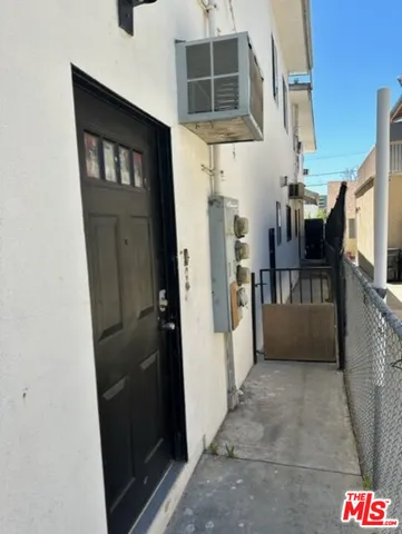 $2,995 | 4534 Kingswell Avenue, Los Angeles, CA 90027