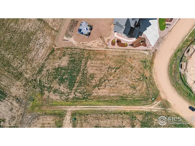 a black and white photo of a living room