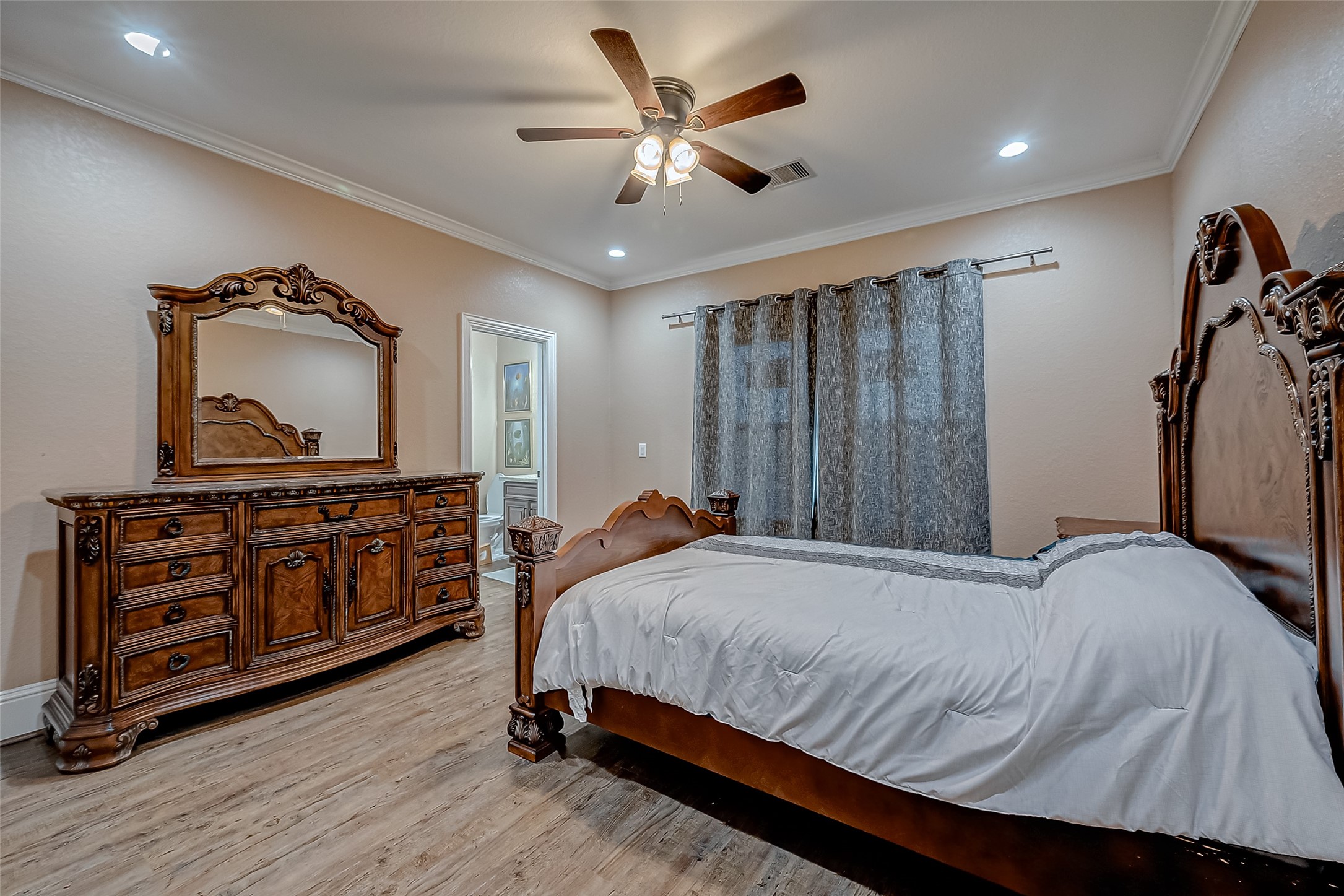 2011 Crescent Drive La Porte, TX 77571 - Photo 37 of 47 a bedroom with a bed and a dresser