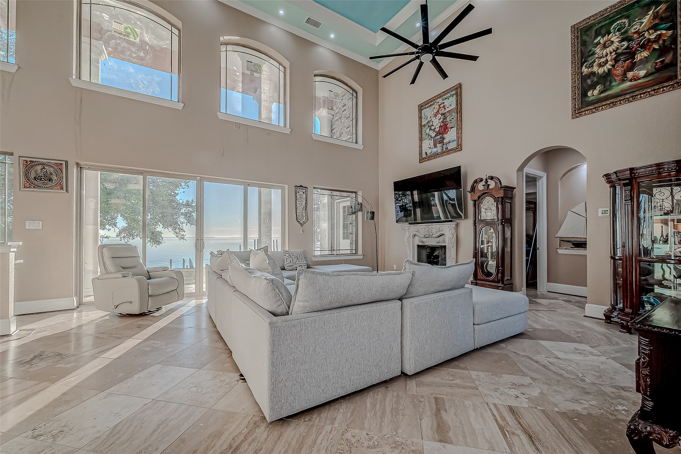 2011 Crescent Drive La Porte, TX 77571 - Photo 5 of 47 a living room with furniture