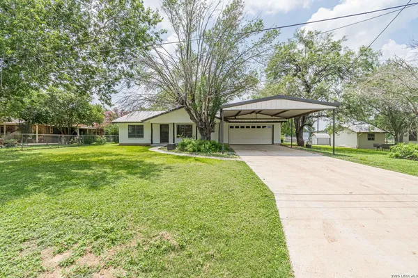 $274,990 | 506 Magnolia Street, Jourdanton, TX 78026