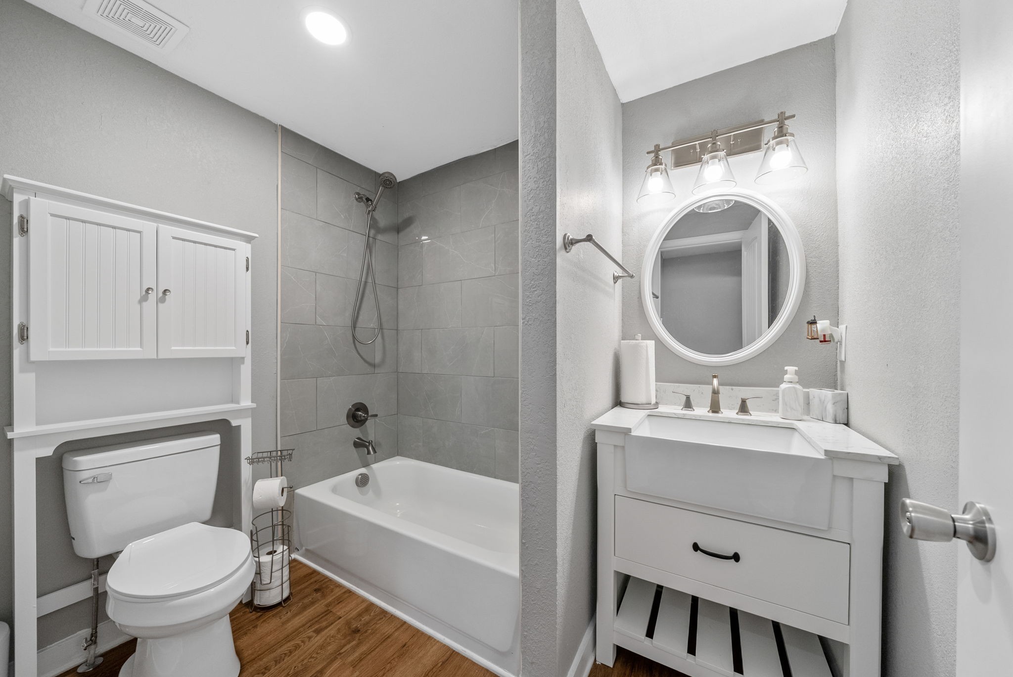 939 Shearor Street Clarksville, TN 37040 - Photo 18 of 26 a bathroom with a sink toilet a mirror and tub
