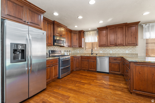 892 Cambridge Drive St. George, UT 84770 - Photo 24 of 65 Kitchen featuring wood-finish flooring, recessed lighting, and stainless steel appliances