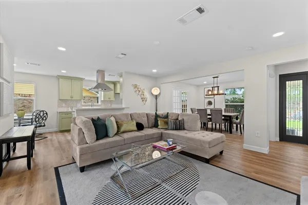 $545,000 | 1918 Stebbins Drive, Houston, TX 77043