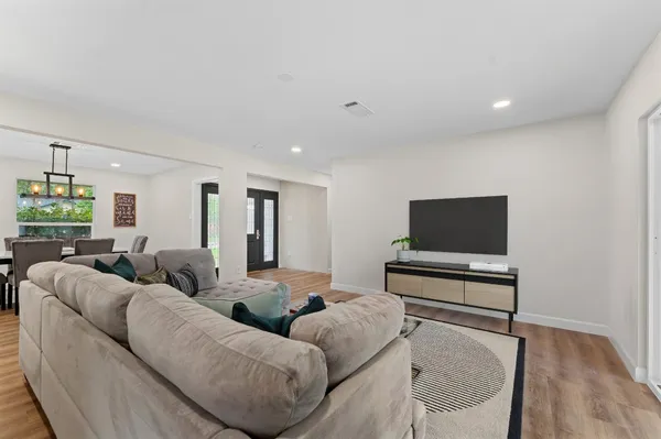 $545,000 | 1918 Stebbins Drive, Houston, TX 77043