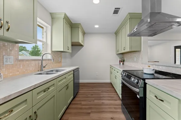 $545,000 | 1918 Stebbins Drive, Houston, TX 77043