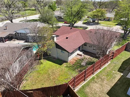 a view of a backyard