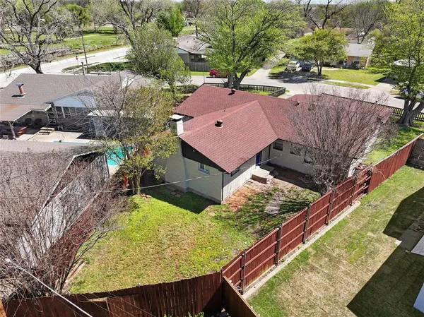 a view of a backyard