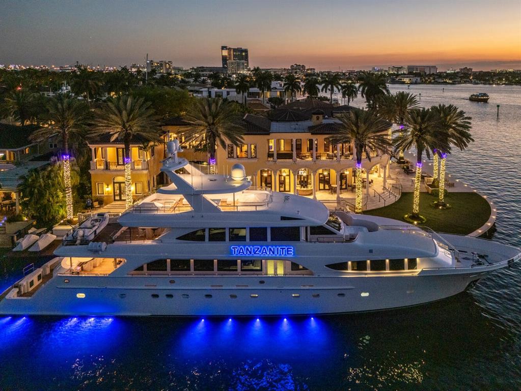 1 Isla Bahia Drive Fort Lauderdale, FL 33316 - Photo 6 of 100 a view of a house with a swimming pool