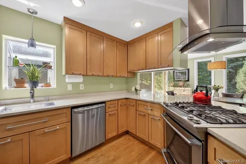 $560,000 | 305 Oak Lane, Newburgh, NY 12550